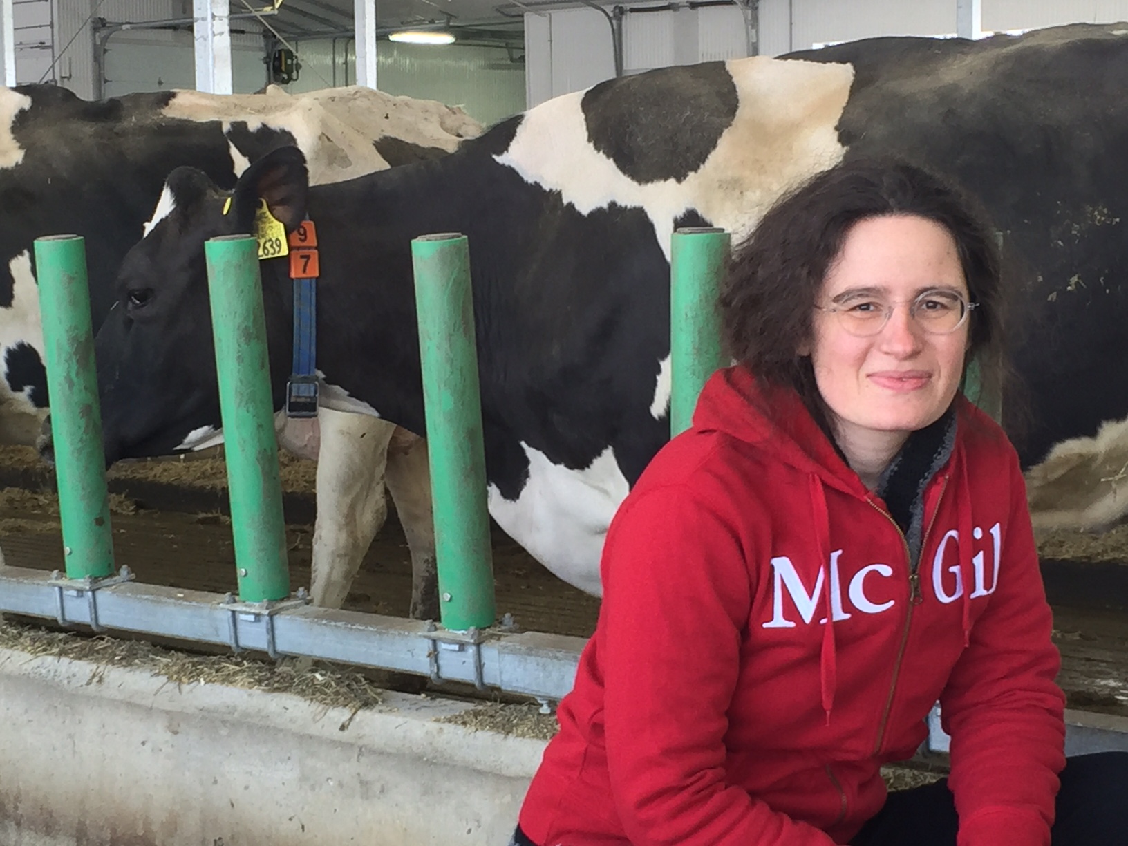 Travailler avec les producteurs à chaque étape du processus de recherche a été très enrichissant pour moi comme chercheure au cours des 6 années de la chaire. Il y a eu beaucoup de rétroactions entre tous les partenaires et cela a généré des résultats encore plus pertinents. Cela mène aussi à des applications plus rapides sur le plancher des vaches.