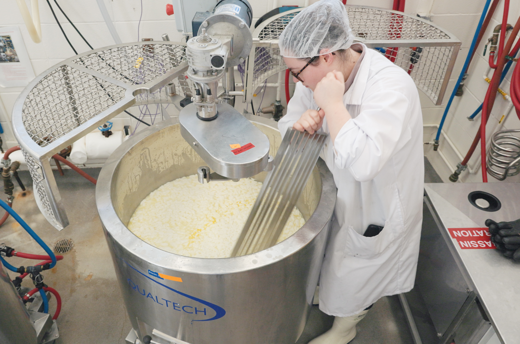 Utilisation du perméat de lait en alimentation des bovins laitiers et suivi des propriétés technologiques du lait à la ferme pour améliorer l’éco-efficience du secteur laitier